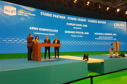 In der Krise gilt es schnell und effizienz zu handeln, darin waren sich (v.l.) der Bundestagsabgeordnete Hahn, die bayerische Ministerin Kaniber, Südtirols Landeshauptmann LH Kompatscher und der Schweizer Nationalrat Pfister einig. (Foto: LPA)