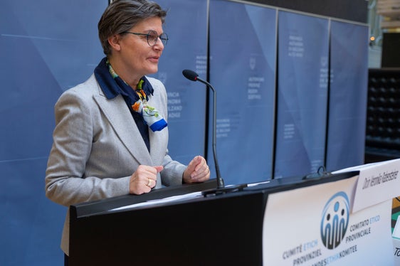 La direttrice della Ripartizione provinciale Salute Veronika Rabensteiner alla riunione odierna del Comitato etico provinciale. (Foto: ASP/Fabio Brucculeri)