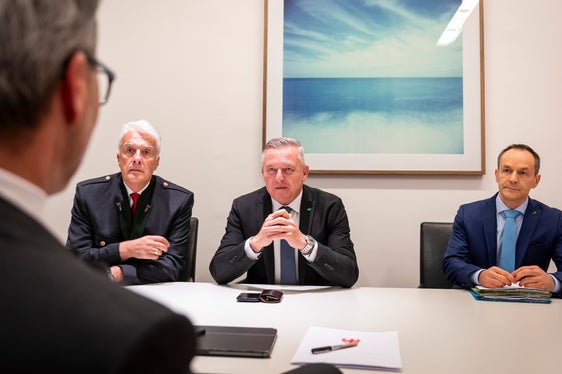Il presidente della Provincia Arno Kompatscher (di spalle) e il governatore della Stiria Mario Kunasek (al centro) hanno discusso degli sviluppi e delle sfide in Alto Adige e in Stiria durante un incontro a Bolzano. Erano presenti anche il console generale austriaco a Milano Wolfgang-Lukas Strohmayer (a sinistra) e il responsabile della comunicazione dell'ufficio di Kunasek Gerold Fraidl. (Foto: USP/Fabio Brucculeri)