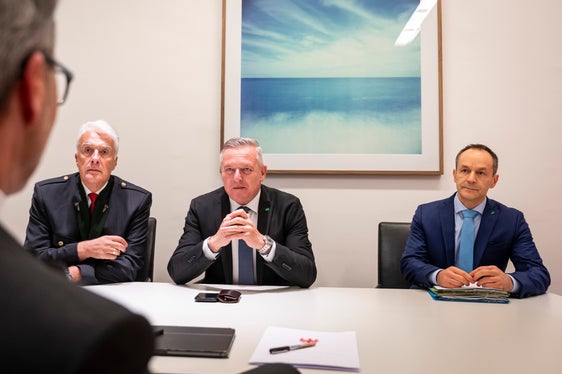 Il presidente della Provincia Arno Kompatscher (di spalle) e il governatore della Stiria Mario Kunasek (al centro) hanno discusso degli sviluppi e delle sfide in Alto Adige e in Stiria durante un incontro a Bolzano. Erano presenti anche il console generale austriaco a Milano Wolfgang-Lukas Strohmayer (a sinistra) e il responsabile della comunicazione dell'ufficio di Kunasek Gerold Fraidl. (Foto: USP/Fabio Brucculeri)