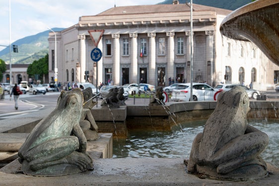 Der Froschbrunnen am Bahnhofsplatz ist ein Wahrzeichen der Stadt Bozen. (Foto: LPA/LDA)