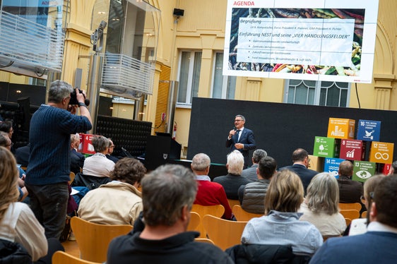 Landeshauptmann Arno Kompatscher unterstreicht: „Wir stehen hier vor einem klassischen Henne-Ei-Problem: Produzentinnen und Produzenten brauchen Sicherheit bei der Abnahme ihrer Produkte, während Betriebe in der Gastronomie auf ein verlässliches Angebot angewiesen sind. (Foto: LPA/Fabio Brucculeri)