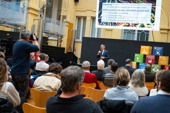 Landeshauptmann Arno Kompatscher unterstreicht: „Wir stehen hier vor einem klassischen Henne-Ei-Problem: Produzentinnen und Produzenten brauchen Sicherheit bei der Abnahme ihrer Produkte, während Betriebe in der Gastronomie auf ein verlässliches Angebot angewiesen sind. (Foto: LPA/Fabio Brucculeri)