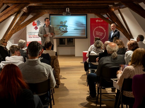 La presentaziun dl calënder da pert dl secreter general dl'Euregio Christoph von Ach y dl diretur dl proiet Matthias Fink tla sënta dl'Euregio tl Waaghaus a Balsan (Foto: USP/Fabio Brucculeri)