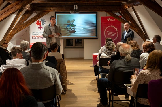 La presentazione del calendario da parte del segretario generale dell'Euregio Christoph von Ach (a destra) e del responsabile del progetto Matthias Fink (a sinistra) presso la sede bolzanina dell'Euregio. (Foto: ASP/Fabio Brucculeri)