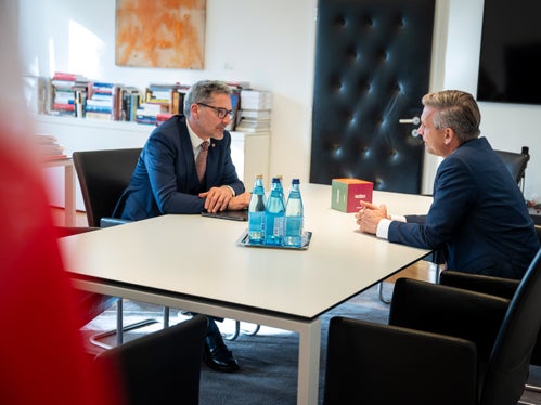 La cooperazione transfrontaliera è stata al centro del colloquio tra il ministro federale Wolfgang Hattmansdorfer (a destra) e il presidente della Provincia Arno Kompatscher a Bolzano. (Foto: USP/Fabio Brucculeri)