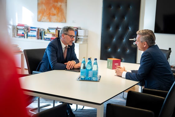 La cooperazione transfrontaliera è stata al centro del colloquio tra il ministro federale Wolfgang Hattmansdorfer (a destra) e il presidente della Provincia Arno Kompatscher a Bolzano. (Foto: USP/Fabio Brucculeri)