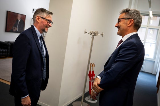 Un colloquio caratterizzato dalla massima cordialità, con lo sguardo rivolto ai rapporti tra la regione e gli Stati Uniti e ai Giochi olimpici e paralimpici invernali Milano-Cortina 2026, quello tra il presidente della Provincia autonoma di Bolzano, Arno Kompatscher, e il console generale degli Stati Uniti a Milano, Douglass Benning (Foto: USP/Fabio Brucculeri)