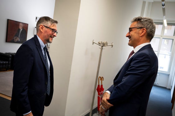 Un colloquio caratterizzato dalla massima cordialità, con lo sguardo rivolto ai rapporti tra la regione e gli Stati Uniti e ai Giochi olimpici e paralimpici invernali Milano-Cortina 2026, quello tra il presidente della Provincia autonoma di Bolzano, Arno Kompatscher, e il console generale degli Stati Uniti a Milano, Douglass Benning (Foto: USP/Fabio Brucculeri)