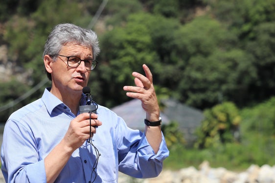 Il dirigente del Liceo scientifico Albert Einstein di Merano Alois Heinrich Weis ha espresso la sua soddisfazione per il lavoro svolto dalla classe 4C, guidata dall'insegnante di biologia Thomas Spitaler. (Foto: ASP/Maja Clara)