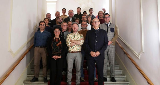 Gruppenfoto mit Euregio-Präsident, Tirols Landeshauptmann Anton Mattle und den Fotografinnen und Fotografen des Euregio-Kalenders 2026 (Foto: Land Tirol/DanijelJovanovic)