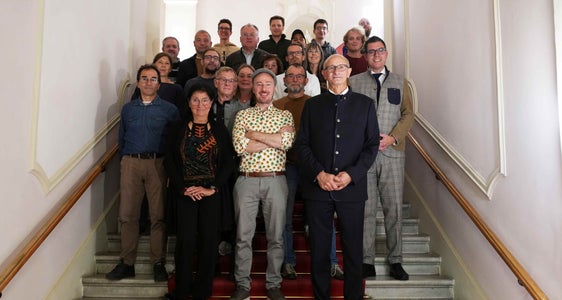 Foto di gruppo con il presidente dell'Euregio e del Tirolo Anton Mattle e i fotografi del calendario Euregio 2026 (Foto: LandTirol/DanijelJovanovic)