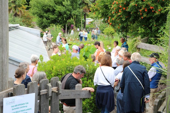 Besucherinnen und Besucher im Natur-im-Garten-Schaugarten und oberen Schaugarten des Versuchszentrums Laimburg. (Foto: LPA/Laimburg Research Centre)