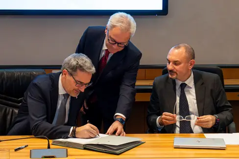 Il presidente della Provincia autonoma di Bolzano, Arno Kompatscher, firma l'atto di compravendita sotto gli occhi del segretario generale Eros Magnago e del dirigente nazionale dell'Inps Vincenzo Fera. (Foto: ASP/Fabio Brucculeri)