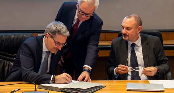 Beim Unterzeichnen des Kaufvertrags: (v.l.) Landeshauptmann Arno Kompatscher mit dem Generalsekretär des Landes, Eros Magnago, und dem für Vermögen zuständigen NISF-Direktor, Vincenzo Fera. (Foto: LPA/Fabio Brucculeri)