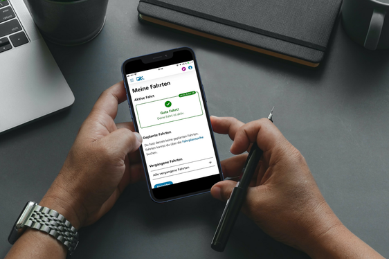 Fahrgäste mit Südtirol Pass oder Euregio Family Pass sind auf Entwertungsautomaten nicht mehr angewiesen: Das Entwerten klappt jetzt auch am Smartphone. (Foto: LPA/STA)