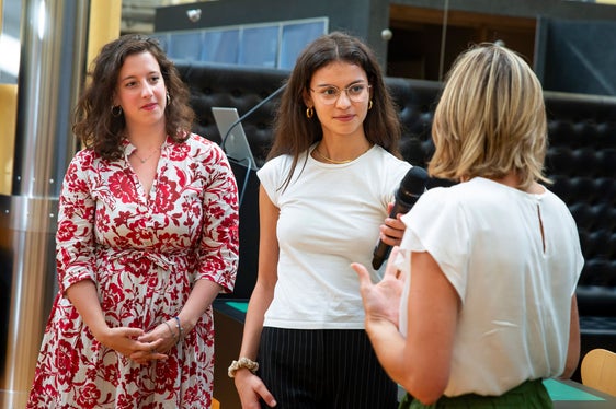 Un momento dell'evento: l'assessora Magdalena Amhof dialoga con le moderatrici Marta Cattani e Sofia Ragno. (Foto: USP/Fabio Brucculeri)