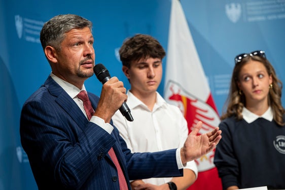 „Die Schule ist ein Ort der Wissensvermittlung, aber auch des gesellschaftlichen Lebens mit klaren Regeln. Schule soll ein Ort des respektvollen Miteinanders sein, in dem demokratische Abläufe gelernt und gelebt werden“, hielt Landesrat Daniel Alfreider (rechts neben ihm die Schülerverterter Jan Paul Promberger und Julia Moosburger) fest.