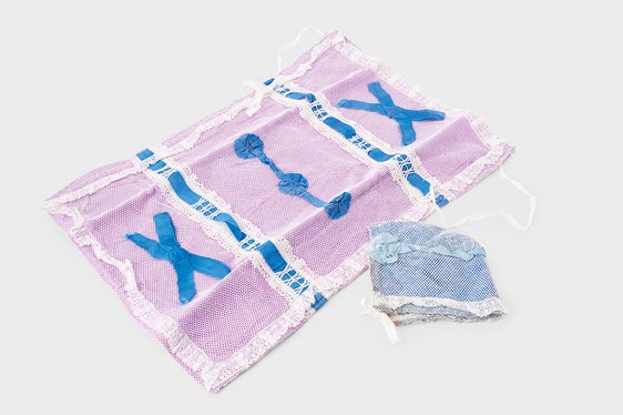 Das Taufkleid des späteren Missionars Luis Lintner gehört zur Sammlung des Museumsvereins Aldein und ist im Dorfmuseum Aldein ausgestellt. (Foto: LPA/Museumsverband Südtirol/Museumsverein Aldein)