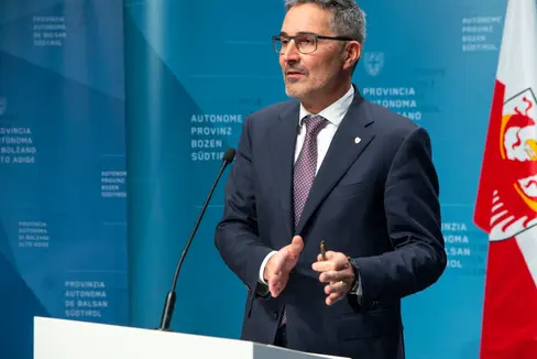 La necessità di incentivare la cooperazione intercomunale, finanziata dalla Provincia con fondi della Regione, è stata sottolineata oggi dal presidente altoatesino Kompatscher. Dal 2023, la Provincia finanzierà in questo modo anche il servizio di polizia locale. (Foto: ASP/Fabio Brucculeri)