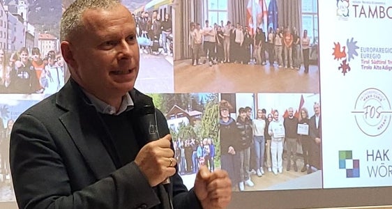 Il segretario generale dell’Euregio Christoph von Ach: Costruire ponti tra culture, promuovendo dialogo, collaborazione e convivenza europea: questo è lo spirito del gemellaggio scolastico dell’Euregio. (Foto: Euregio)