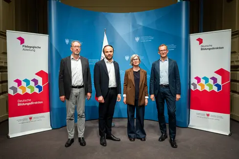 Hanno presentato i risultati della fase pilota e le ulteriori iniziative e misure per lo sviluppo didattico: (da sinistra) il direttore dell’Ufficio Consulenza Hansjörg Unterfrauner, l’assessore provinciale Philipp Achammer, la direttrice dell’Ufficio Consulenza Anna Pfitscher e il direttore della Ripartizione pedagogica della Direzione Istruzione e Formazione tedesca, Martin Holzner. (Foto: USP/Fabio Brucculeri)