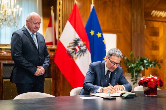 Il presidente della Provincia Arno Kompatscher (seduto al tavolo) si è iscritto nel libro degli ospiti della Cancelleria federale su invito del Cancelliere federale Christian Stocker. (Foto: USP/BKA/Schrötter)