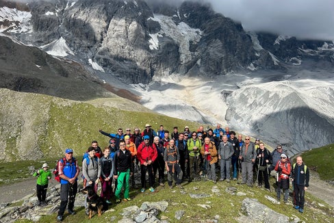 Gruppenfoto mit Glaziologen und Gletscherbeobachtern bei ihrer Exkursion auf dem Suldner Gletscherweg (Foto: LPA/Anton Stocker)