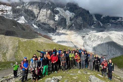 Gruppenfoto mit Glaziologen und Gletscherbeobachtern bei ihrer Exkursion auf dem Suldner Gletscherweg (Foto: LPA/Anton Stocker)