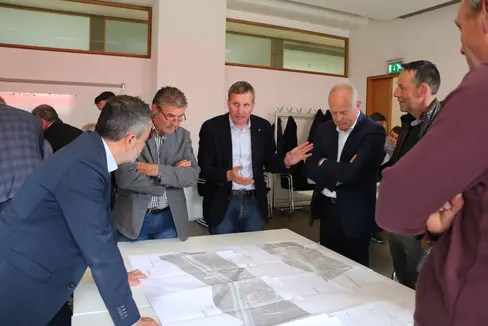 I rappresentanti delle comunità limitrofe e dell'Unione Agricoltori altoatesini hanno discusso il futuro tracciato della linea ferroviaria Merano-Bolzano con i rappresentanti della Provincia e del gestore della rete ferroviaria RFI.
(Foto: ASP/Ripartizione Mobilità)