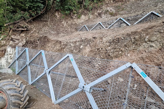 Innovative Schutzmaßnahme: Mit diesen Metallschirmen hat die Wildbachverbauung das Bachbett des Schiedmanngrabens befestigt. (Foto: LPA/Landesamt für Wildbach- und Lawinenverbauung Nord in der Agentur für Bevölkerungsschutz)