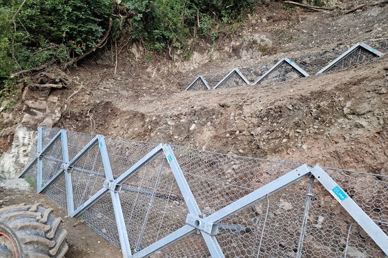 Innovative Schutzmaßnahme: Mit diesen Metallschirmen hat die Wildbachverbauung das Bachbett des Schiedmanngrabens befestigt. (Foto: LPA/Landesamt für Wildbach- und Lawinenverbauung Nord in der Agentur für Bevölkerungsschutz)