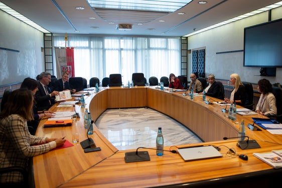 Oltre 10.000 casi di consulenza, più di 48.000 contatti e quasi 1,5 milioni di euro recuperati per i consumatori. Queste sono le cifre più indicative illustrate durante la riunione inaugurale della Consulta provinciale per la tutela di consumatori e utenti. (Foto: ASP/Fabio Brucculeri)