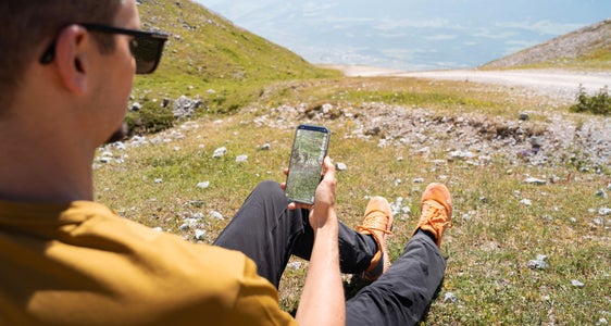 Gli appassionati di sport di montagna possono consultare la mappa di esposizione tramite l'applicazione web e informarsi sul grado di esposizione dei sentieri escursionistici. (Foto: Land Tirol/Schallhart)