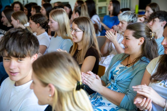 Vollversammlung der Schülergenossenschaft der Fachschule Tisens: Freude und Zustimmung im Saal (Foto: LPA/Fachschule Tisens/Raiffeisenverband Südtirol)