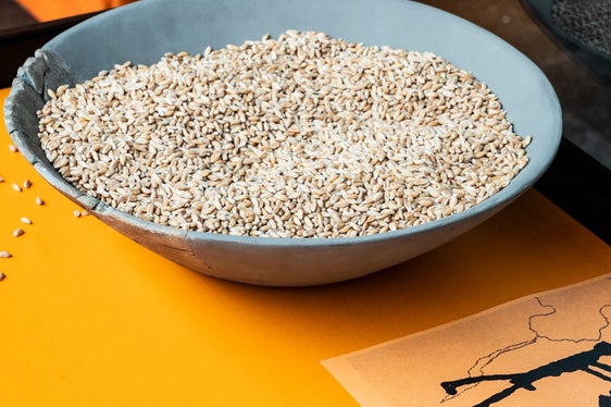 Vom Korn zum Mehl: Die Ausstellung zeigte, wie sich das Mahlen von Getreide im Laufe der Jahrtausende entwickelt hat. (Foto: LPA/Manuela Tessaro)