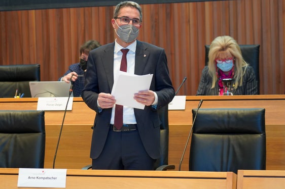 Unsere Autonomie, mit ihren Vorschriften zu Proporz und Mehrsprachigkeit, verursacht natürlich auch Kosten, aber letztlich werden Konflikte vermieden, die weit schwerer wiegen würde, betonte LH Kompatscher. (Foto: Landtag/Martin Werth)