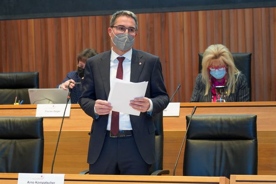 Unsere Autonomie, mit ihren Vorschriften zu Proporz und Mehrsprachigkeit, verursacht natürlich auch Kosten, aber letztlich werden Konflikte vermieden, die weit schwerer wiegen würde, betonte LH Kompatscher. (Foto: Landtag/Martin Werth)