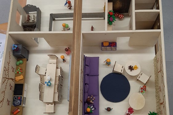 Julia Forcher, Schülerin der vierten Klasse, präsentierte ihren Businessplan mit ihrem Modell Kindergarten mit Ziegen (Foto: LPA/Fachschule für Hauswirtschaft und Ernährung Tisens)