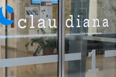 Das Taschengeld für Studentinnen und Studenten aller Studiengänge an der Landesfachhochschule für Gesundheitsberufe Claudiana wird auf sieben Euro pro Praktikumsstunde angehoben: Das hat die Landesregierung hat in ihrer heutigen (29. Oktober) Sitzung beschlossen. (Foto: LPA)