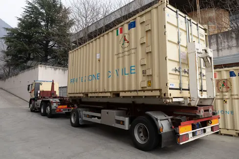 Gemeinsam mit dem Trentiner Zivilschutz hatte der Südtiroler Zivilschutz im Frühjahr Material zum Aufbau einer Zeltstadt für 500 ukrainische Flüchtlinge nach Moldawien gebracht. Ein Teil ist bereits in Verwendung, weitere Zelte werden im bevorstehenden Winter dringend gebraucht. (Foto: LPA/Zivilschutz Weißes Kreuz)