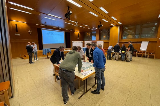 In Partschins konnten sich interessierte Bürgerinnen und Bürger über die seit Langem geforderte Umfahrung in Rabland informieren. (Foto: LPA/Ingo Dejaco)