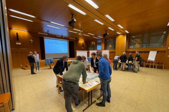 In Partschins konnten sich interessierte Bürgerinnen und Bürger über die seit Langem geforderte Umfahrung in Rabland informieren. (Foto: LPA/Ingo Dejaco)
