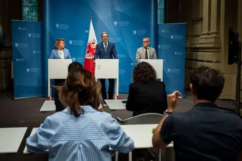 L'assessore provinciale Christian Bianchi (a destra nella foto) ha illustrato il progetto della Scuola Ritz nel corso della conferenza stampa di Giunta, affiancato dal presidente Kompatscher e dalla collega Pamer (Foto. USP/Fabio Brucculeri)