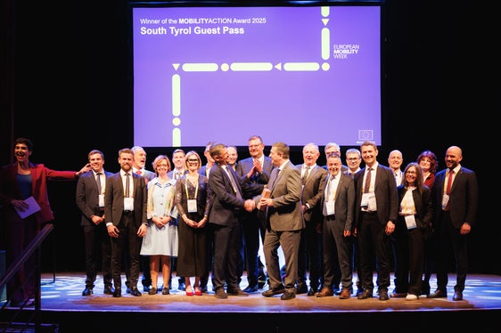 Mobilitätslandesrat Daniel Alfreider nahm die Auszeichnung entgegen: Hinter diesem Erfolg steckt die Arbeit vieler Menschen. Dass unser Projekt unter mehr als 900 Einreichungen den ersten Platz erreicht hat, macht uns stolz. Ein großer Dank gilt allen, die daran mitgearbeitet haben. Der öffentliche Verkehr als Teil des touristischen Angebots wird die Mobilität in Südtirol nachhaltig verändern. (Foto: LPA/Ivan Brentegani)