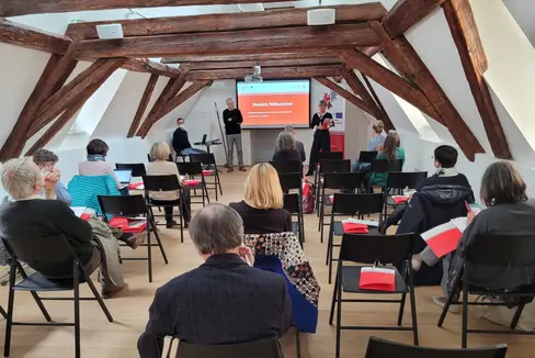 Die Euregio-Fortbildung für Medienvertretende im Waaghaus in Bozen bot Einblicke in zehn Jahre Tätigkeit im Bereich grenzübergreifender Kooperation. (Foto: LPA/Europaregion)