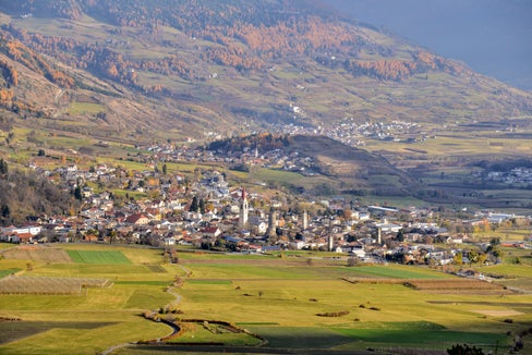 La Giunta provinciale ha approvato l'integrazione delle Linee guida natura e paesaggio: vengono così apportate precisazioni per alcune attività edilizie nelle aree naturali e agricole. Nella foto: Malles in Val Venosta. (Foto: USP/Peter Daldos)