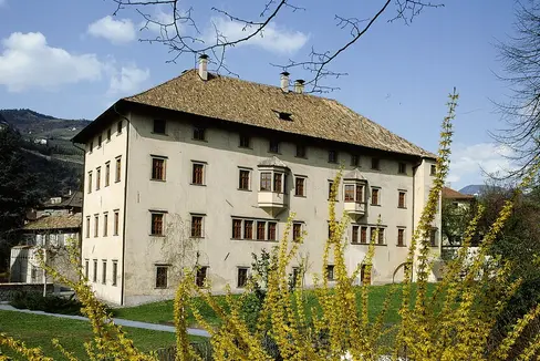 Für das Landesdenkmalamt sucht die Landespersonalabteilung einen Verwaltungsinspektor oder eine Verwaltungsinspektorin. Bewerbungen sind bis zum 10. August möglich. Im Bild der Sitz des Landesdenkmalamtes, der Ansitz Rottenbuch (Foto: LPA/LDA)