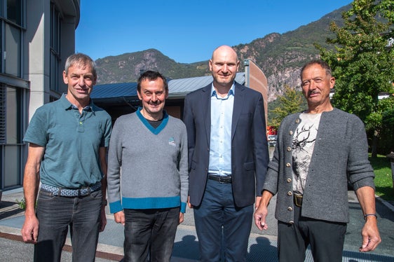 Sistemazione bacini montani est: il direttore Michael Baumgartner (secondo da destra) con gli operai in pensione, da sinistra, Reinhard Burger, Paul Pallhuber e Walter Niederwolfsgruber. (Foto: USP/Othmar Seehauser)