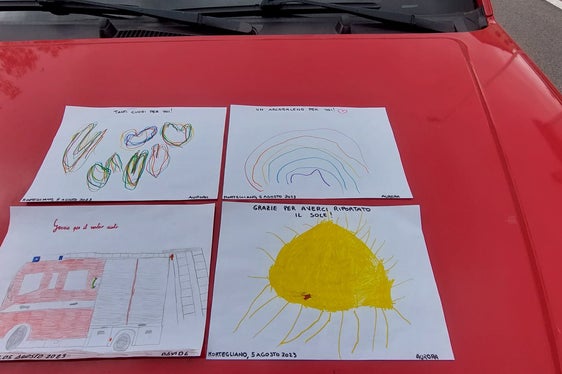 Un disegno per dire grazie. Il saluto delle giovani generazioni ai vigili del fuoco altoatesini. (Foto: ASP/Corpo permanente dei Vigili del fuoco di Bolzano)